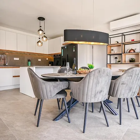 Apartament Lovely In *